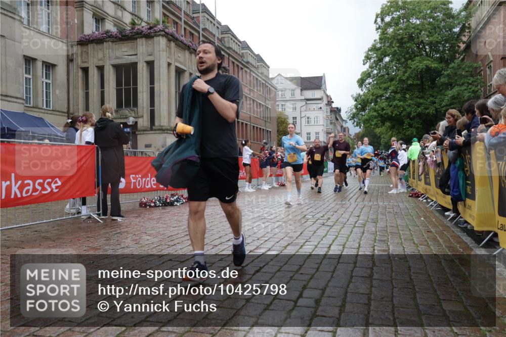 13.09.2026 - Kiel Lauf Yannick Fuchs http://msf.ph/oto/10425798 13.09.2026 11:03:11 Ziel 986, 1635, 1923, 2975, 3621, 3635, 3912, 4757, 5893, 5998, 6319, 6669, 6768, 8130, 8136, 8204, 8782, 9059, 9063, 9070, 9202, 9663, 9819, 12550, 415, 1095, 1298, 1635, 2055, 2796, 3207, 3513, 3947, 4478, 4562, 4648, 4781, 4984, 4986, 5046, 5479, 5712, 6071, 6483, 6548, 6934, 6969, 6974, 7968, 8084, 8914, 9108, 10165, 10648, 10664, 10999, 11064, 11255, 11717, 11736, 11846, 697, 2254, 2724, 2846, 2878, 3744, 4074, 4658, 4854, 6224, 6341, 7282, 7656, 3670 meine-sportfotos.de