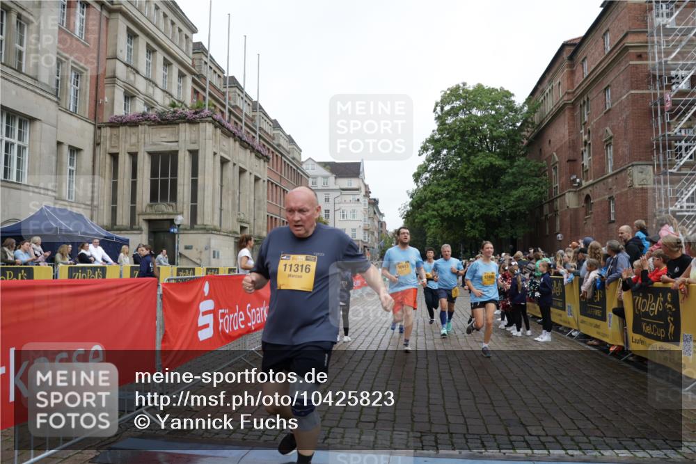 13.09.2026 - Kiel Lauf Yannick Fuchs http://msf.ph/oto/10425823 13.09.2026 09:46:23 Ziel 167, 181, 442, 3052, 3361, 3954, 5855, 5955, 6857, 7308, 10117, 10913, 11316, 11859, 11861, 12495, 12621, 557, 1415, 1418, 2127, 2482, 3052, 3142, 3301, 4909, 4910, 4918, 5234, 5757, 5829, 6732, 7015, 7572, 7911, 7924, 8125, 8244, 8611, 8859, 9841, 10036, 10203, 10685, 10719, 10898, 11076, 11078, 12374, 12841, 288, 3033, 3035, 4906, 6048, 6355, 6577, 7439, 7675, 7754, 8887, 8929, 8994, 9832, 10177, 10946, 12173, 12552, 557, 2788, 3025, 3974, 5757 meine-sportfotos.de