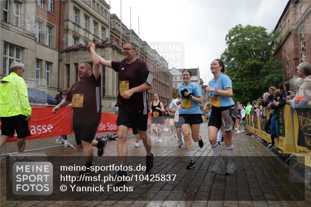 13.09.2026 - Kiel Lauf Yannick Fuchs http://msf.ph/oto/10425837 13.09.2026 11:03:15 Ziel 986, 1923, 2254, 2975, 3621, 3635, 4658, 4757, 5893, 5998, 6224, 6319, 6669, 8130, 8136, 8204, 8288, 8782, 9059, 9063, 9202, 9614, 9819, 10806, 12550, 415, 1095, 1298, 1635, 2055, 2796, 3513, 3635, 3912, 3947, 4478, 4562, 4648, 4781, 4984, 4986, 5046, 5479, 5712, 6071, 6483, 6548, 6768, 6934, 6969, 6974, 7968, 8084, 9070, 9108, 9663, 10165, 10648, 10664, 10999, 11064, 11255, 11717, 11736, 11846, 697, 1698, 2724, 2846, 2878, 3155, 3744, 4074, 4854, 6341, 6525, 7282, 7656 meine-sportfotos.de