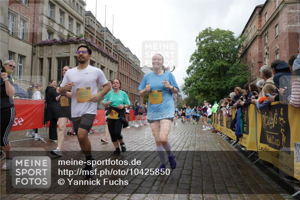 13.09.2026 - Kiel Lauf Yannick Fuchs http://msf.ph/oto/10425850 13.09.2026 11:03:16 Ziel 986, 1923, 2254, 2878, 2975, 3621, 4658, 4757, 5893, 5998, 6224, 6319, 6669, 7282, 7656, 8130, 8136, 8204, 8288, 8782, 9059, 9063, 9202, 9614, 9819, 10806, 12550, 415, 1095, 1298, 1635, 2055, 2796, 3513, 3635, 3912, 3947, 4478, 4562, 4781, 4984, 4986, 5046, 5479, 5712, 5998, 6071, 6483, 6548, 6768, 6934, 6969, 6974, 7968, 8084, 9070, 9108, 9663, 10165, 10648, 10664, 10999, 11064, 11255, 11717, 11736, 11846, 697, 1698, 2724, 2846, 3155, 3744, 4074, 4854, 6341, 6524, 6525 meine-sportfotos.de