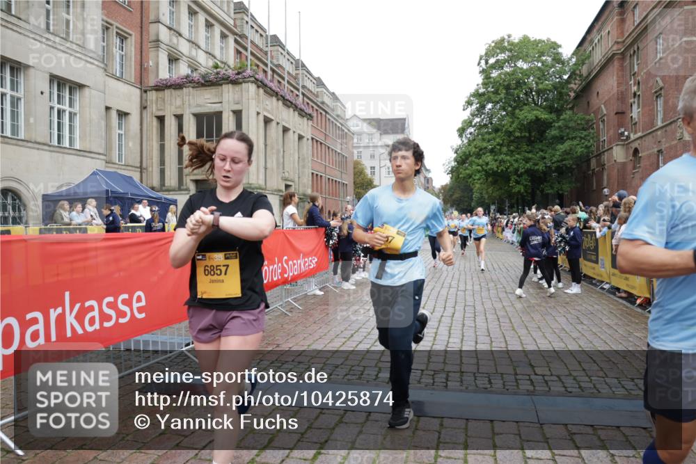 13.09.2026 - Kiel Lauf Yannick Fuchs http://msf.ph/oto/10425874 13.09.2026 09:46:26 Ziel 167, 181, 442, 3361, 6577, 6857, 9832, 10117, 10913, 11316, 11859, 11861, 12173, 12495, 12621, 442, 557, 1415, 1418, 2127, 2482, 3052, 3142, 3301, 3954, 4909, 4910, 4918, 5234, 5757, 5829, 5855, 5955, 6732, 7015, 7308, 7911, 7924, 8125, 8244, 8611, 8859, 10203, 10685, 10719, 10898, 11076, 11078, 12374, 12841, 288, 2527, 3033, 3035, 4906, 6048, 6355, 7190, 7213, 7439, 7675, 7754, 8409, 8887, 8929, 8994, 10177, 10946, 12552, 557, 1418, 2127, 2788, 3142, 3301, 3974, 5757 meine-sportfotos.de
