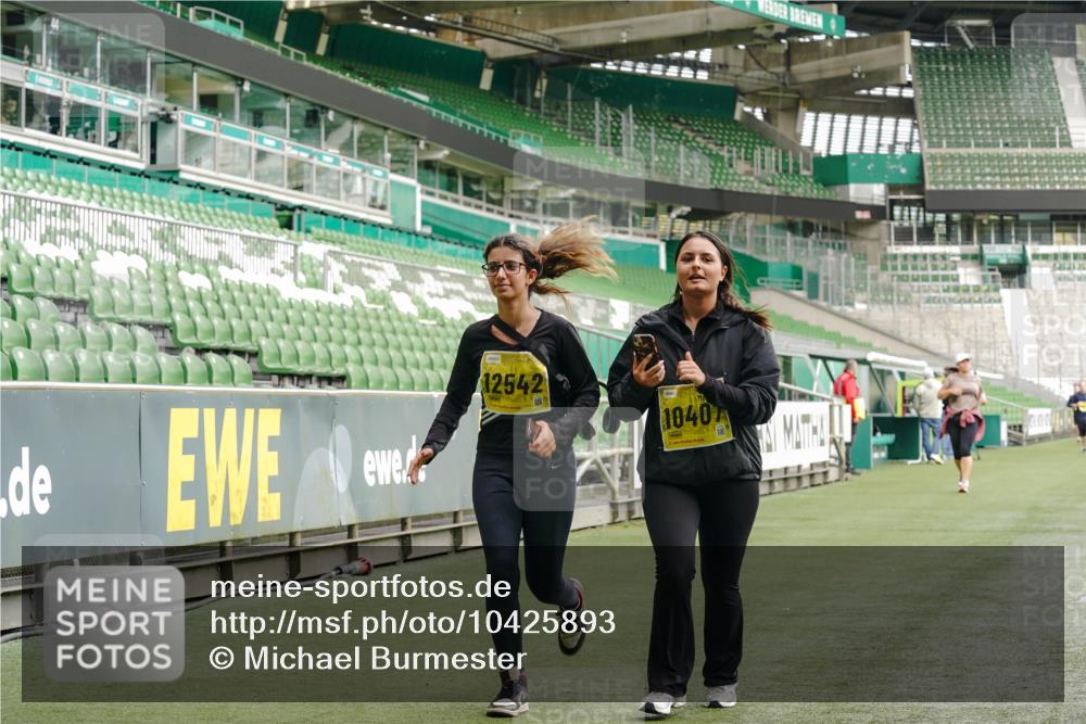 13.09.2026 - 21. swb-Marathon Bremen Michael Burmester http://msf.ph/oto/10425893 13.09.2026 10:48:34 Laufen im Stadion 10264, 10292, 10407, 10413, 10440, 10732, 10754, 10789, 10925, 11104, 11254, 11262, 11423, 11443, 11541, 11663, 11698, 11851, 11942, 11980, 12083, 12157, 12340, 12444, 12471, 12472, 12542, 12561, 10137, 10176, 10191, 10192, 10194, 10202, 10242, 10295, 10344, 10430, 10472, 10524, 10568, 10600, 10629, 10651, 10679, 10713, 10779, 10979, 10997, 10999, 11081, 11200, 11233, 11307, 11309, 11355, 11367, 11709, 11821, 12089, 12153, 12177, 12178 meine-sportfotos.de