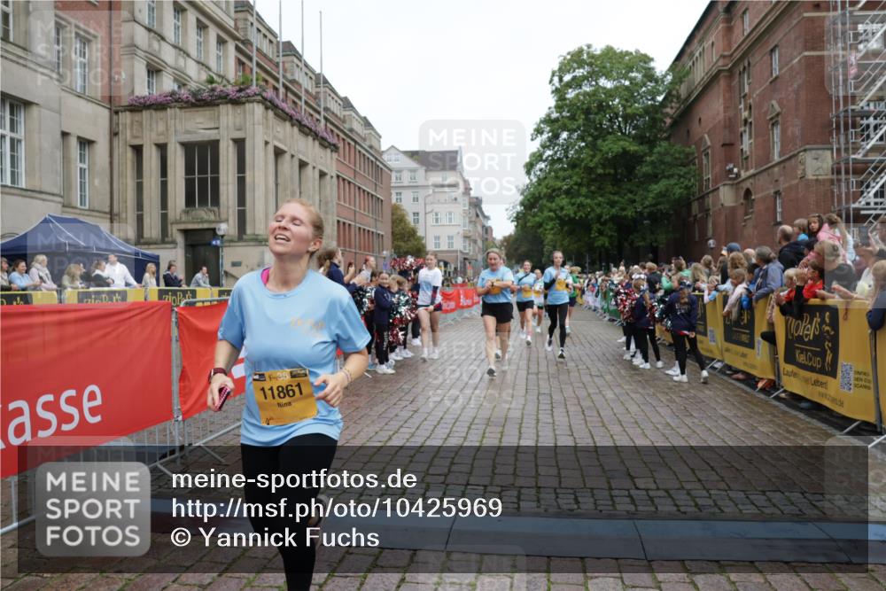 13.09.2026 - Kiel Lauf Yannick Fuchs http://msf.ph/oto/10425969 13.09.2026 09:46:31 Ziel 167, 181, 288, 3361, 6355, 6577, 6857, 7439, 9832, 10177, 10913, 10946, 11859, 11861, 12173, 12495, 12552, 12621, 442, 1415, 2482, 3052, 3954, 4909, 4910, 4918, 5234, 5855, 5955, 6732, 7015, 7308, 7911, 7924, 8125, 8244, 8611, 8859, 10117, 10203, 10685, 10719, 10898, 11076, 11078, 11316, 12495, 2527, 3033, 3035, 3808, 4087, 4906, 6048, 6638, 7190, 7213, 7446, 7675, 7754, 7921, 8409, 8887, 8929, 8994, 10322, 12725, 557, 1418, 2127, 3142, 3301, 5757, 5829, 7911, 7924 meine-sportfotos.de