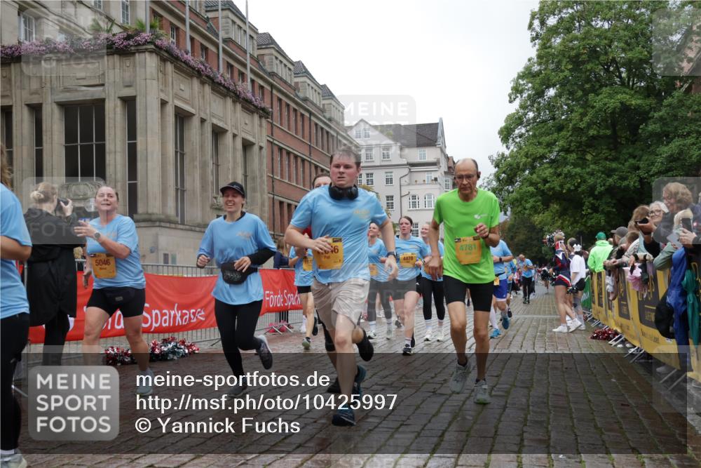13.09.2026 - Kiel Lauf Yannick Fuchs http://msf.ph/oto/10425997 13.09.2026 11:03:32 Ziel 697, 1698, 2724, 2846, 3155, 3744, 4074, 4854, 6341, 6524, 6525, 6953, 8946, 9363, 12650, 697, 986, 1635, 1923, 2254, 2796, 2878, 2975, 3513, 3621, 3635, 3912, 4478, 4658, 4757, 4781, 5046, 5893, 5998, 6224, 6319, 6669, 6768, 7282, 7656, 8130, 8136, 8204, 8288, 8782, 9059, 9063, 9070, 9202, 9614, 9663, 9819, 10664, 10806, 10999, 11736, 11846, 12550, 643, 1089, 1505, 2807, 2930, 3049, 5377, 5588, 5820, 7205, 9331, 9581, 9955, 11172, 11930, 1095, 2796, 3513, 6934 meine-sportfotos.de