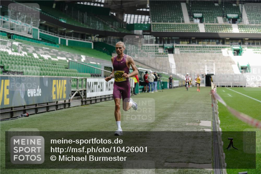13.09.2026 - 21. swb-Marathon Bremen Michael Burmester http://msf.ph/oto/10426001 13.09.2026 10:14:32 Laufen im Stadion 13525 meine-sportfotos.de