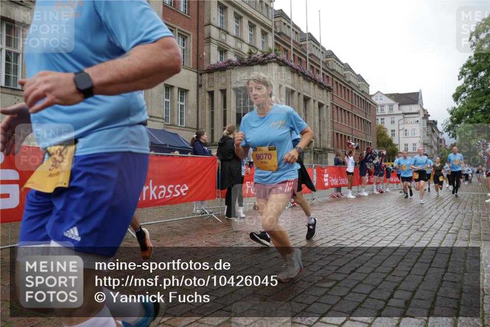 13.09.2026 - Kiel Lauf Yannick Fuchs http://msf.ph/oto/10426045 13.09.2026 11:03:37 Ziel 1698, 2724, 3049, 3155, 3744, 4074, 4854, 5588, 5820, 6341, 6524, 6525, 6953, 8946, 9331, 9363, 9955, 12650, 697, 986, 1923, 2254, 2846, 2878, 2975, 3621, 3635, 3912, 4074, 4658, 4757, 4854, 5893, 5998, 6224, 6319, 6669, 6768, 6953, 7282, 7656, 8130, 8136, 8204, 8288, 8782, 8946, 9059, 9063, 9070, 9202, 9614, 9663, 9819, 10806, 12550, 643, 1089, 1505, 1699, 2262, 2807, 2930, 3120, 5377, 7205, 7413, 7764, 9180, 9581, 10567, 10856, 11172, 11930, 1095, 1635, 2796, 3513, 3635 meine-sportfotos.de