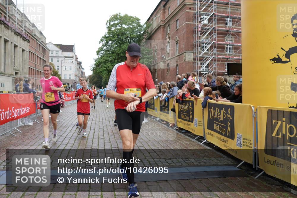 13.09.2026 - Kiel Lauf Yannick Fuchs http://msf.ph/oto/10426095 13.09.2026 09:46:39 Ziel 288, 2527, 3033, 3035, 4906, 6048, 6355, 6577, 7439, 7675, 7754, 8887, 8929, 8994, 9832, 10177, 10946, 12173, 12552, 167, 181, 442, 2482, 3052, 3361, 3954, 4918, 5855, 5955, 6732, 6857, 7015, 7308, 8125, 10117, 10203, 10685, 10898, 10913, 11076, 11078, 11316, 11859, 11861, 12495, 12621, 1402, 2718, 2759, 2779, 3808, 4087, 4238, 4940, 6074, 6207, 6638, 7190, 7213, 7446, 7731, 7921, 8409, 9141, 9385, 10301, 10322, 10731, 12622, 12725, 1415, 2482, 4909, 7924 meine-sportfotos.de
