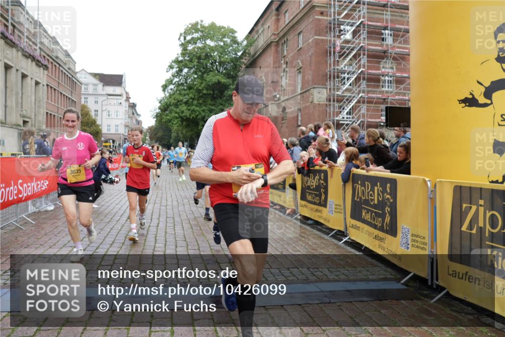 13.09.2026 - Kiel Lauf Yannick Fuchs http://msf.ph/oto/10426099 13.09.2026 09:46:39 Ziel 288, 2527, 3033, 3035, 4906, 6048, 6355, 6577, 7439, 7675, 7754, 8887, 8929, 8994, 9832, 10177, 10946, 12173, 12552, 167, 181, 442, 2482, 3052, 3361, 3954, 4918, 5855, 5955, 6732, 6857, 7015, 7308, 8125, 10117, 10203, 10685, 10898, 10913, 11076, 11078, 11316, 11859, 11861, 12495, 12621, 1402, 2718, 2759, 2779, 3808, 4087, 4238, 4940, 6074, 6207, 6638, 7190, 7213, 7446, 7731, 7921, 8409, 9141, 9385, 10301, 10322, 10731, 12622, 12725, 1415, 2482, 4909, 7924 meine-sportfotos.de
