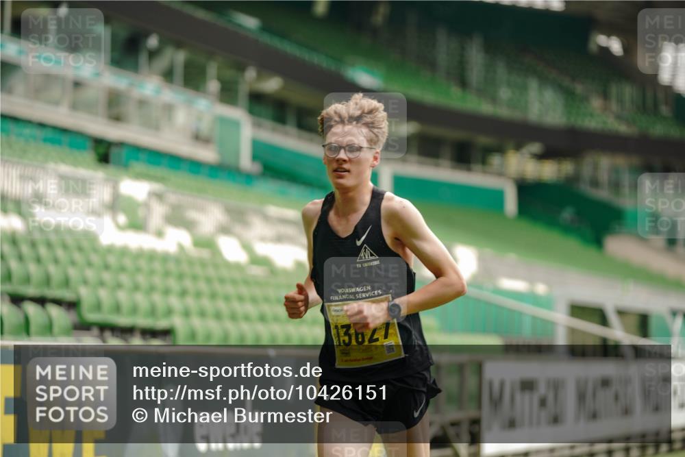 13.09.2026 - 21. swb-Marathon Bremen Michael Burmester http://msf.ph/oto/10426151 13.09.2026 10:14:51 Laufen im Stadion 13525, 13627 meine-sportfotos.de