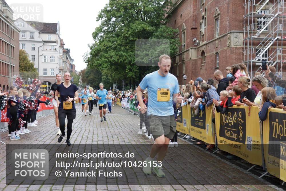 13.09.2026 - Kiel Lauf Yannick Fuchs http://msf.ph/oto/10426153 13.09.2026 09:46:43 Ziel 288, 2527, 3033, 3035, 3808, 4906, 6048, 7190, 7213, 7446, 7675, 7754, 8409, 8887, 8929, 8994, 10177, 12552, 12725, 167, 181, 442, 3052, 3361, 3954, 5855, 5955, 6355, 6577, 6857, 7015, 7308, 7439, 8125, 9832, 10117, 10177, 10913, 10946, 11076, 11078, 11316, 11859, 11861, 12173, 12495, 12621, 1402, 2718, 2759, 2779, 4087, 4238, 4940, 5217, 5351, 6074, 6207, 6638, 7731, 7921, 9141, 9385, 10009, 10301, 10322, 10731, 12622, 1415, 2482, 4909 meine-sportfotos.de