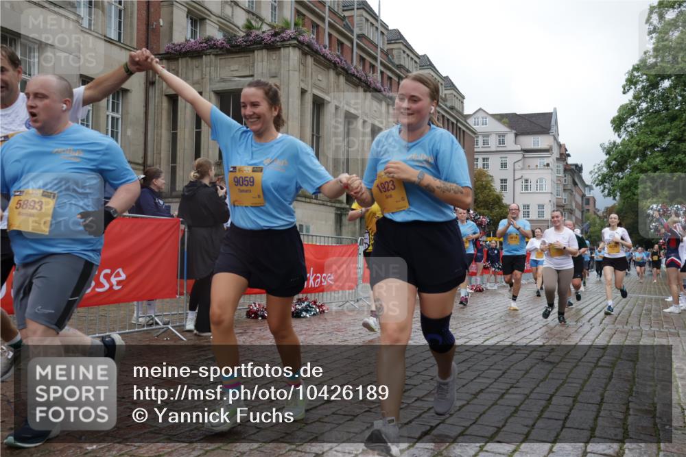 13.09.2026 - Kiel Lauf Yannick Fuchs http://msf.ph/oto/10426189 13.09.2026 11:03:49 Ziel 643, 1089, 1505, 1699, 2262, 2807, 2930, 3049, 5377, 5588, 5820, 7205, 9331, 9581, 9955, 10856, 11172, 11930, 697, 1698, 1923, 2254, 2724, 2846, 2878, 3155, 3744, 4074, 4658, 4854, 5893, 6224, 6341, 6524, 6525, 6953, 7282, 7656, 8136, 8204, 8288, 8946, 9059, 9363, 9614, 10806, 12650, 1902, 1906, 3120, 3378, 4936, 5007, 5008, 7413, 7764, 8107, 9180, 10130, 10567, 11381, 12465, 986, 1923, 2975, 3621, 4757, 5893, 6319, 6669, 8782 meine-sportfotos.de
