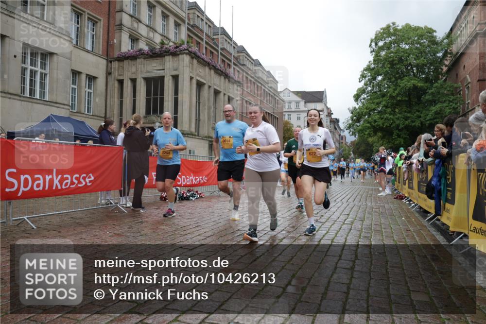 13.09.2026 - Kiel Lauf Yannick Fuchs http://msf.ph/oto/10426213 13.09.2026 11:03:52 Ziel 643, 1089, 1505, 1699, 2262, 2807, 2930, 3120, 5377, 7205, 7413, 7764, 9180, 9581, 10567, 10856, 11172, 11930, 697, 1698, 2254, 2724, 2846, 2878, 3049, 3155, 3744, 4074, 4658, 4854, 5588, 5820, 6224, 6341, 6524, 6525, 6953, 7282, 7656, 8288, 8946, 9331, 9363, 9614, 9955, 10806, 12650, 978, 1902, 1906, 2062, 3378, 4936, 5007, 5008, 7016, 8107, 10130, 11151, 11152, 11381, 12465, 1923, 2254, 2975, 4658, 4757, 5893, 6224, 6319, 6669 meine-sportfotos.de