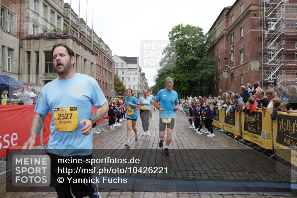 13.09.2026 - Kiel Lauf Yannick Fuchs http://msf.ph/oto/10426221 13.09.2026 09:46:48 Ziel 2527, 2718, 3808, 4087, 4906, 6048, 6638, 7190, 7213, 7446, 7675, 7754, 7921, 8409, 8887, 8994, 9141, 10322, 12725, 167, 181, 288, 442, 3033, 3035, 3052, 3361, 3954, 5855, 5955, 6355, 6577, 6857, 7308, 7439, 7675, 7754, 8929, 9832, 10117, 10177, 10913, 10946, 11316, 11859, 11861, 12173, 12495, 12552, 12621, 1402, 2759, 2779, 4238, 4940, 5217, 5351, 6074, 6207, 7731, 9385, 10009, 10224, 10301, 10731, 10742, 10744, 11862, 12622, 442, 3052, 3954, 5855, 8125 meine-sportfotos.de