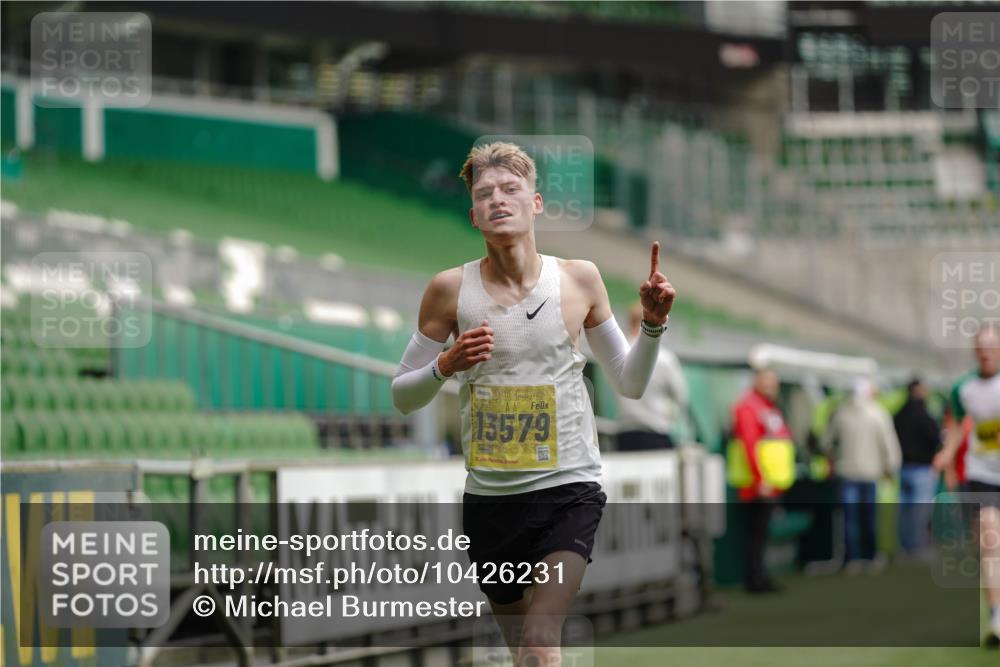13.09.2026 - 21. swb-Marathon Bremen Michael Burmester http://msf.ph/oto/10426231 13.09.2026 10:16:17 Laufen im Stadion 10597, 12272, 13501, 13510, 13515, 13517, 13525, 13542, 13547, 13567, 13579, 13623, 13627, 13635 meine-sportfotos.de