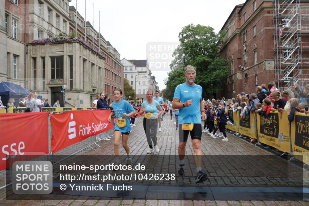 13.09.2026 - Kiel Lauf Yannick Fuchs http://msf.ph/oto/10426238 13.09.2026 09:46:48 Ziel 2527, 2718, 3808, 4087, 4906, 6048, 6638, 7190, 7213, 7446, 7675, 7754, 7921, 8409, 8887, 8994, 9141, 10322, 12725, 167, 181, 288, 442, 3033, 3035, 3052, 3361, 3954, 5855, 5955, 6355, 6577, 6857, 7308, 7439, 7675, 7754, 8929, 9832, 10117, 10177, 10913, 10946, 11316, 11859, 11861, 12173, 12495, 12552, 12621, 1402, 2759, 2779, 4238, 4940, 5217, 5351, 6074, 6207, 7731, 9385, 10009, 10224, 10301, 10731, 10742, 10744, 11862, 12622, 442, 3052, 3954, 5855, 8125 meine-sportfotos.de