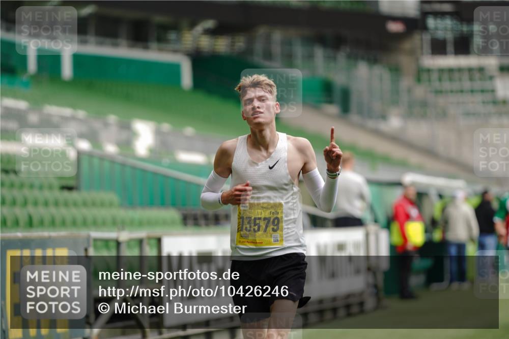 13.09.2026 - 21. swb-Marathon Bremen Michael Burmester http://msf.ph/oto/10426246 13.09.2026 10:16:17 Laufen im Stadion 10597, 12272, 13501, 13510, 13515, 13517, 13525, 13542, 13547, 13567, 13579, 13623, 13627, 13635 meine-sportfotos.de