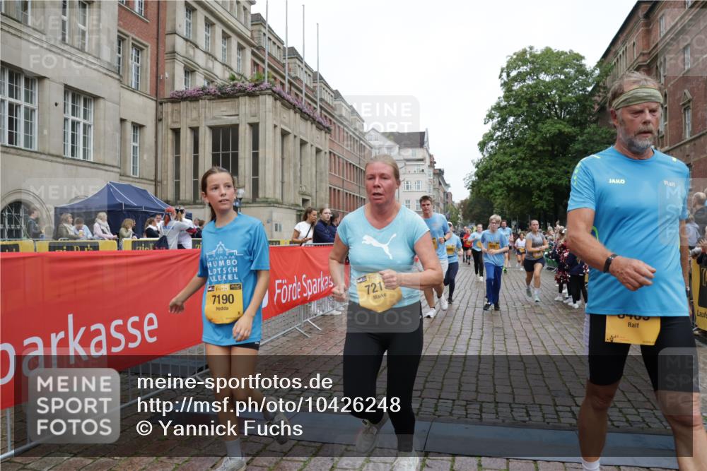 13.09.2026 - Kiel Lauf Yannick Fuchs http://msf.ph/oto/10426248 13.09.2026 09:46:49 Ziel 2527, 2718, 3808, 4087, 4906, 6048, 6207, 6638, 7190, 7213, 7446, 7921, 8409, 8887, 8994, 9141, 10322, 12725, 167, 181, 288, 442, 3033, 3035, 3361, 3954, 5855, 5955, 6355, 6577, 6857, 7308, 7439, 7675, 7754, 8929, 9832, 10117, 10177, 10913, 10946, 11316, 11859, 11861, 12173, 12495, 12552, 12621, 1402, 2759, 2779, 4238, 4940, 5217, 5351, 6074, 7461, 7731, 9385, 10009, 10224, 10301, 10731, 10742, 10744, 11862, 12622, 442, 3052, 3954, 5855, 8125 meine-sportfotos.de