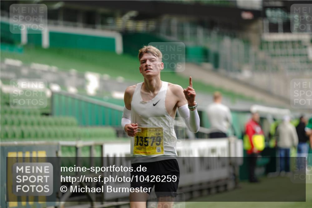 13.09.2026 - 21. swb-Marathon Bremen Michael Burmester http://msf.ph/oto/10426259 13.09.2026 10:16:17 Laufen im Stadion 10597, 12272, 13501, 13510, 13515, 13517, 13525, 13542, 13547, 13567, 13579, 13623, 13627, 13635 meine-sportfotos.de