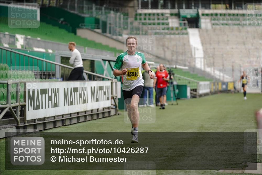 13.09.2026 - 21. swb-Marathon Bremen Michael Burmester http://msf.ph/oto/10426287 13.09.2026 10:16:20 Laufen im Stadion 10597, 12272, 13501, 13510, 13515, 13517, 13525, 13542, 13547, 13567, 13579, 13623, 13627, 13635 meine-sportfotos.de