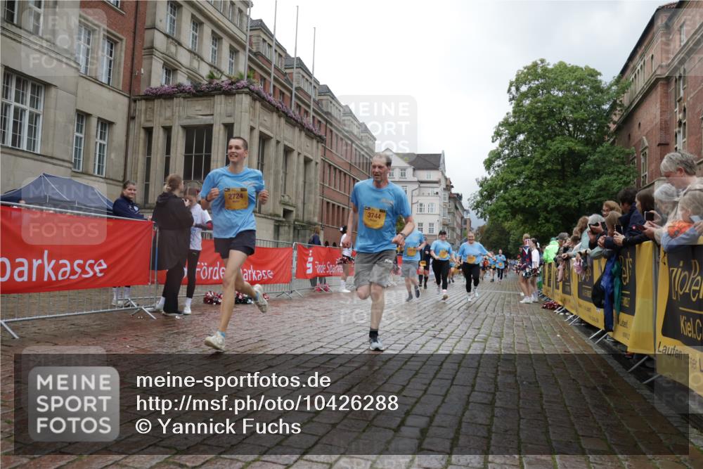 13.09.2026 - Kiel Lauf Yannick Fuchs http://msf.ph/oto/10426288 13.09.2026 11:04:03 Ziel 1699, 1902, 1906, 2262, 3120, 3378, 4936, 5007, 5008, 7413, 7764, 8107, 9180, 10130, 10567, 10856, 11381, 12465, 643, 1089, 1505, 1698, 2724, 2807, 2930, 3049, 3155, 3744, 5377, 5588, 5820, 6341, 6524, 6525, 7205, 9331, 9363, 9581, 9955, 10856, 11172, 11930, 12650, 460, 978, 1204, 1316, 2062, 2654, 3195, 3336, 3961, 3963, 5806, 6010, 6092, 6310, 6962, 6963, 7016, 7451, 7686, 8835, 9806, 10776, 11050, 11151, 11152, 11856, 697, 2846, 2878, 4074 meine-sportfotos.de