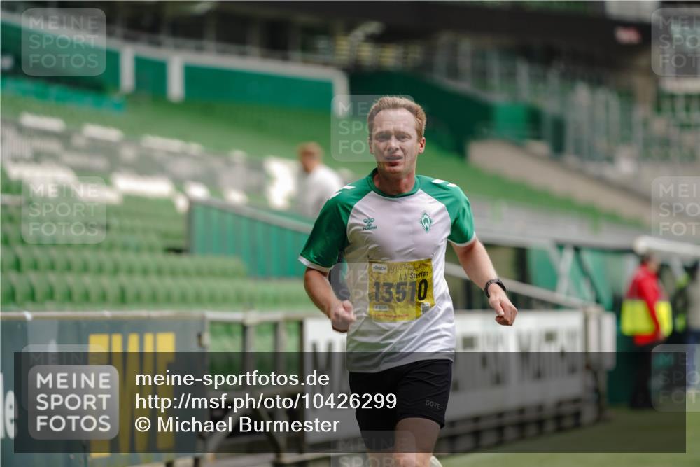 13.09.2026 - 21. swb-Marathon Bremen Michael Burmester http://msf.ph/oto/10426299 13.09.2026 10:16:21 Laufen im Stadion 10597, 12272, 13501, 13510, 13515, 13517, 13525, 13542, 13547, 13567, 13579, 13623, 13627, 13635 meine-sportfotos.de