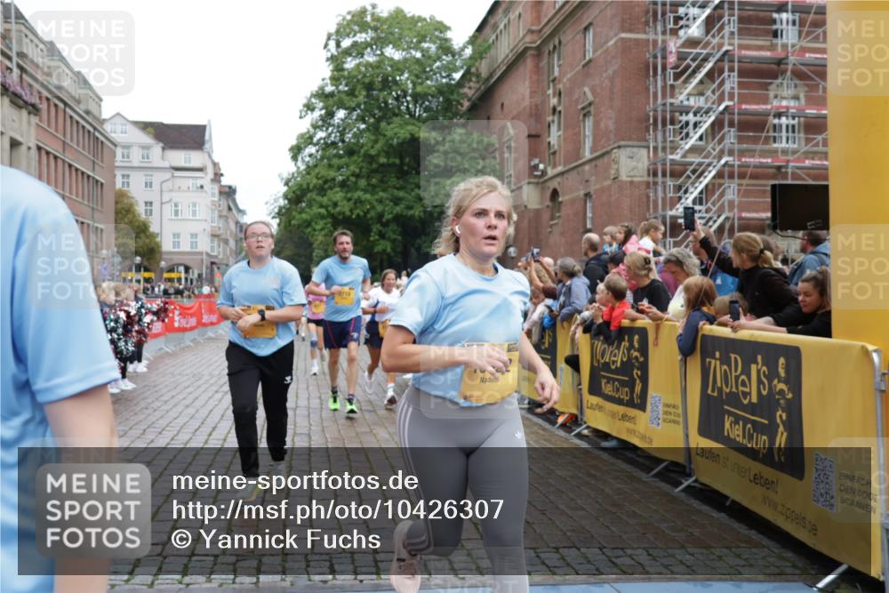 13.09.2026 - Kiel Lauf Yannick Fuchs http://msf.ph/oto/10426307 13.09.2026 09:46:53 Ziel 1402, 2527, 2718, 2779, 3808, 4087, 4238, 6074, 6207, 6638, 7190, 7213, 7446, 7731, 7921, 8409, 8994, 9141, 9385, 10301, 10322, 10731, 12622, 12725, 167, 181, 288, 3033, 3035, 3361, 4906, 6048, 6355, 6577, 6857, 7439, 7675, 7754, 8887, 8929, 8994, 9832, 10117, 10177, 10913, 10946, 11316, 11859, 11861, 12173, 12495, 12552, 12621, 1235, 2587, 2759, 4940, 5217, 5351, 7461, 9091, 10009, 10076, 10224, 10742, 10744, 11862, 11964, 442, 3052, 3954, 5855, 8125 meine-sportfotos.de
