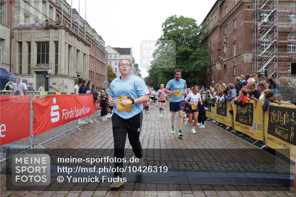13.09.2026 - Kiel Lauf Yannick Fuchs http://msf.ph/oto/10426319 13.09.2026 09:46:54 Ziel 1402, 2527, 2718, 2759, 2779, 3808, 4087, 4238, 4940, 6074, 6207, 6638, 7190, 7213, 7446, 7731, 7921, 8409, 9141, 9385, 10301, 10322, 10731, 12622, 12725, 167, 181, 288, 2527, 3033, 3035, 3361, 4906, 6048, 6355, 6577, 6857, 7439, 7675, 7754, 8887, 8929, 8994, 9832, 10177, 10913, 10946, 11316, 11859, 11861, 12173, 12495, 12552, 12621, 1235, 2587, 5167, 5217, 5351, 7461, 8524, 9091, 10009, 10076, 10224, 10742, 10744, 11862, 11964, 12635, 181, 442, 3052, 3954, 5855, 8125 meine-sportfotos.de