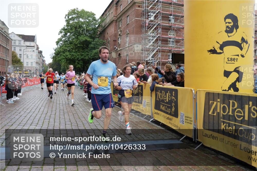 13.09.2026 - Kiel Lauf Yannick Fuchs http://msf.ph/oto/10426333 13.09.2026 09:46:55 Ziel 1402, 2718, 2759, 2779, 3808, 4087, 4238, 4940, 5217, 5351, 6074, 6207, 6638, 7190, 7213, 7446, 7731, 7921, 8409, 9141, 9385, 10301, 10322, 10731, 12622, 12725, 167, 181, 288, 2527, 3033, 3035, 3361, 4906, 6048, 6355, 6577, 6857, 7439, 7675, 7754, 8887, 8929, 8994, 9832, 10177, 10913, 10946, 11316, 11859, 11861, 12173, 12495, 12552, 12621, 1235, 2587, 5167, 7461, 8524, 9091, 10009, 10076, 10224, 10742, 10744, 11862, 11964, 12635, 167, 181, 442, 3052, 3954, 5855 meine-sportfotos.de