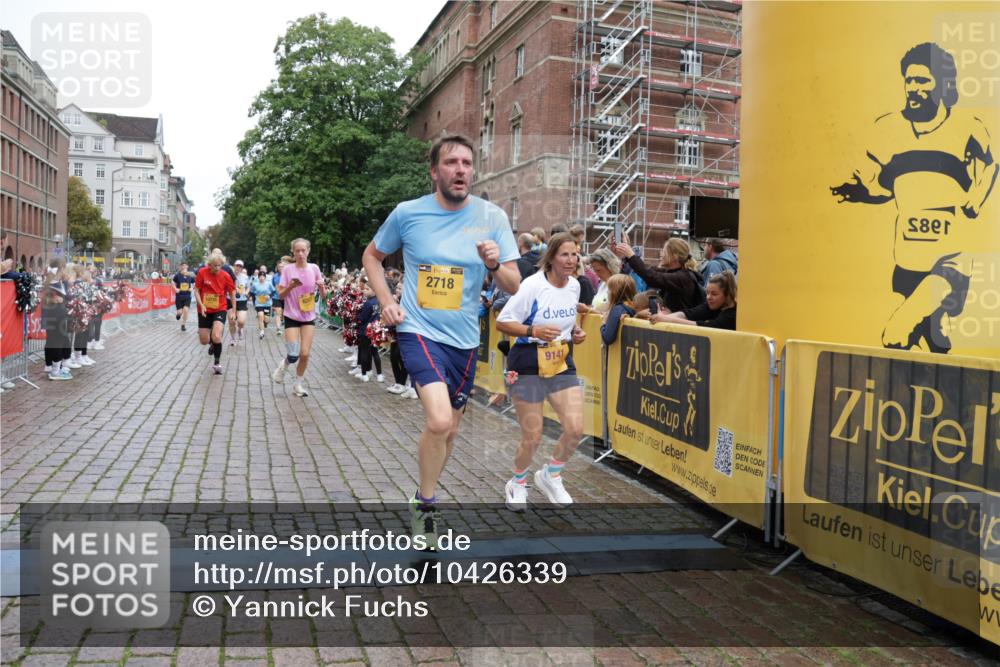 13.09.2026 - Kiel Lauf Yannick Fuchs http://msf.ph/oto/10426339 13.09.2026 09:46:55 Ziel 1402, 2718, 2759, 2779, 3808, 4087, 4238, 4940, 5217, 5351, 6074, 6207, 6638, 7190, 7213, 7446, 7731, 7921, 8409, 9141, 9385, 10301, 10322, 10731, 12622, 12725, 167, 181, 288, 2527, 3033, 3035, 3361, 4906, 6048, 6355, 6577, 6857, 7439, 7675, 7754, 8887, 8929, 8994, 9832, 10177, 10913, 10946, 11316, 11859, 11861, 12173, 12495, 12552, 12621, 1235, 2587, 5167, 7461, 8524, 9091, 10009, 10076, 10224, 10742, 10744, 11862, 11964, 12635, 167, 181, 442, 3052, 3954, 5855 meine-sportfotos.de