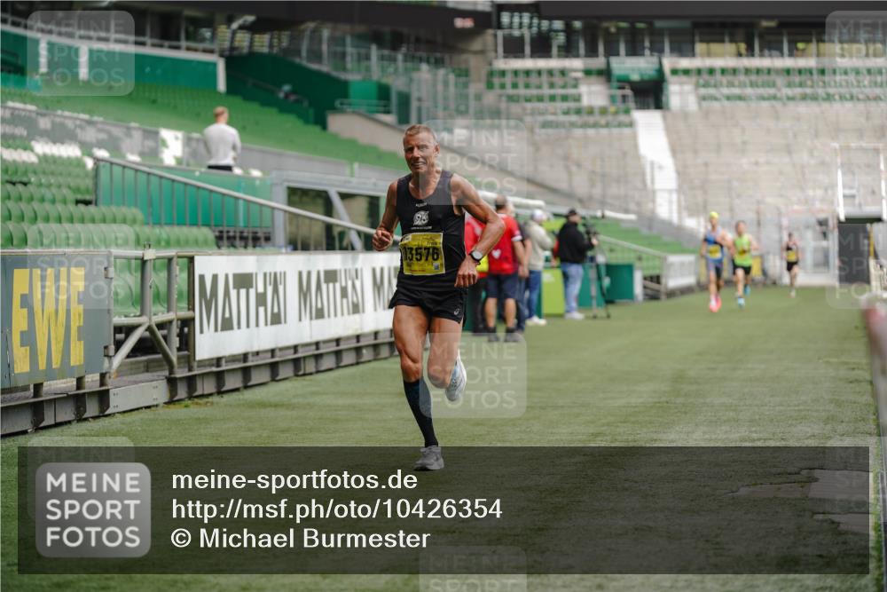 13.09.2026 - 21. swb-Marathon Bremen Michael Burmester http://msf.ph/oto/10426354 13.09.2026 10:16:32 Laufen im Stadion 10597, 12272, 13501, 13510, 13515, 13517, 13525, 13542, 13547, 13567, 13576, 13579, 13623, 13627, 13635 meine-sportfotos.de