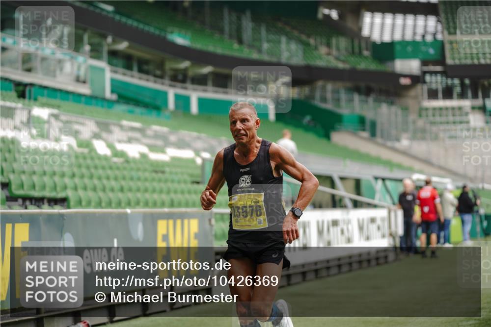 13.09.2026 - 21. swb-Marathon Bremen Michael Burmester http://msf.ph/oto/10426369 13.09.2026 10:16:34 Laufen im Stadion 10597, 12272, 13501, 13510, 13515, 13517, 13525, 13542, 13547, 13567, 13576, 13579, 13623, 13627, 13635 meine-sportfotos.de