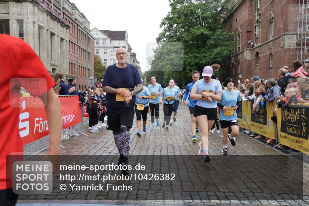 13.09.2026 - Kiel Lauf Yannick Fuchs http://msf.ph/oto/10426382 13.09.2026 09:46:58 Ziel 1402, 2718, 2759, 2779, 3808, 4087, 4238, 4940, 5217, 5351, 6074, 6207, 6638, 7446, 7731, 7921, 9141, 9385, 10009, 10301, 10322, 10731, 12622, 12725, 167, 288, 2527, 3033, 3035, 3361, 3808, 4906, 6048, 6355, 6577, 7190, 7213, 7439, 7446, 7675, 7754, 8409, 8887, 8929, 8994, 9832, 10177, 10946, 11859, 11861, 12173, 12552, 12725, 1235, 2587, 5167, 7461, 8524, 9091, 10076, 10224, 10555, 10742, 10744, 11862, 11964, 12635, 167, 181, 442, 3361, 11859 meine-sportfotos.de