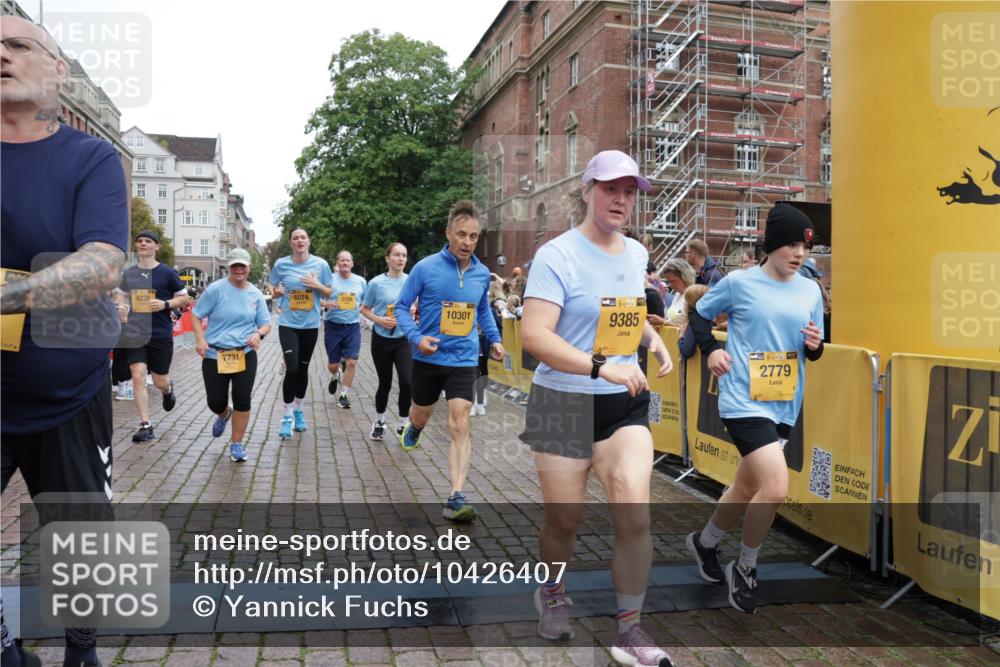 13.09.2026 - Kiel Lauf Yannick Fuchs http://msf.ph/oto/10426407 13.09.2026 09:47:00 Ziel 1402, 2718, 2759, 2779, 4238, 4940, 5217, 5351, 6074, 6207, 7731, 7921, 9141, 9385, 10009, 10301, 10322, 10731, 12622, 288, 2527, 3033, 3035, 3361, 3808, 4087, 4906, 6048, 6355, 6577, 6638, 7190, 7213, 7439, 7446, 7675, 7754, 8409, 8887, 8929, 8994, 9832, 10177, 10322, 10946, 11859, 11861, 12173, 12552, 12725, 1235, 2587, 5167, 7461, 8524, 9091, 10076, 10224, 10555, 10742, 10744, 11862, 11964, 12635, 167, 181, 3361, 11859 meine-sportfotos.de