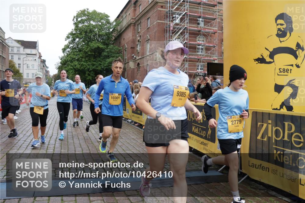 13.09.2026 - Kiel Lauf Yannick Fuchs http://msf.ph/oto/10426410 13.09.2026 09:47:00 Ziel 1402, 2718, 2759, 2779, 4238, 4940, 5217, 5351, 6074, 6207, 7731, 7921, 9141, 9385, 10009, 10301, 10322, 10731, 12622, 288, 2527, 3033, 3035, 3361, 3808, 4087, 4906, 6048, 6355, 6577, 6638, 7190, 7213, 7439, 7446, 7675, 7754, 8409, 8887, 8929, 8994, 9832, 10177, 10322, 10946, 11859, 11861, 12173, 12552, 12725, 1235, 2587, 5167, 7461, 8524, 9091, 10076, 10224, 10555, 10742, 10744, 11862, 11964, 12635, 167, 181, 3361, 11859 meine-sportfotos.de