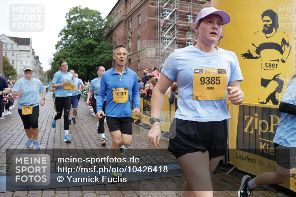13.09.2026 - Kiel Lauf Yannick Fuchs http://msf.ph/oto/10426418 13.09.2026 09:47:00 Ziel 1402, 2718, 2759, 2779, 4238, 4940, 5217, 5351, 6074, 6207, 7731, 7921, 9141, 9385, 10009, 10301, 10322, 10731, 12622, 288, 2527, 3033, 3035, 3361, 3808, 4087, 4906, 6048, 6355, 6577, 6638, 7190, 7213, 7439, 7446, 7675, 7754, 8409, 8887, 8929, 8994, 9832, 10177, 10322, 10946, 11859, 11861, 12173, 12552, 12725, 1235, 2587, 5167, 7461, 8524, 9091, 10076, 10224, 10555, 10742, 10744, 11862, 11964, 12635, 167, 181, 3361, 11859 meine-sportfotos.de