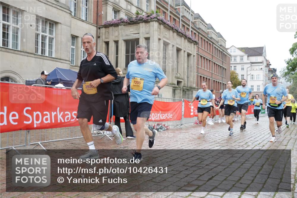 13.09.2026 - Kiel Lauf Yannick Fuchs http://msf.ph/oto/10426431 13.09.2026 11:04:25 Ziel 567, 1554, 2298, 2654, 2662, 2750, 2758, 3140, 3141, 3195, 3961, 3963, 4155, 4870, 6010, 6310, 6962, 6963, 7157, 7451, 7686, 8835, 8956, 9067, 9806, 9980, 9987, 11050, 12179, 460, 978, 1089, 1204, 1316, 1699, 1902, 1906, 2062, 2262, 2930, 3120, 3336, 3378, 4936, 5007, 5008, 5806, 6092, 7016, 7205, 7413, 7764, 8107, 9180, 10130, 10567, 10776, 10856, 11151, 11152, 11381, 11856, 12465, 711, 1228, 1289, 1431, 4200, 4758, 4759, 5963, 6752, 8697, 8950, 8951, 12826 meine-sportfotos.de