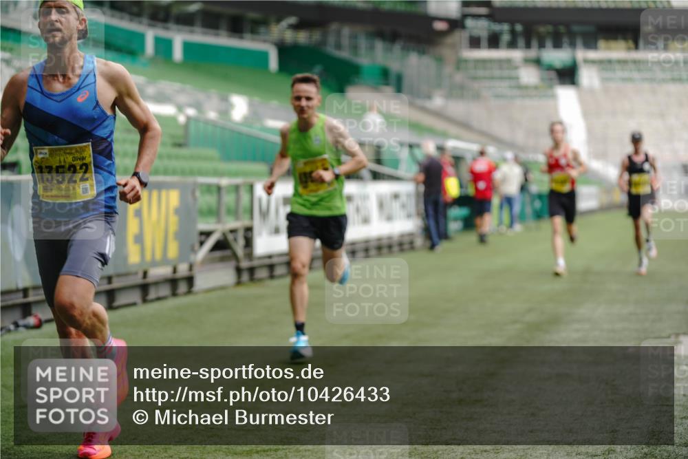 13.09.2026 - 21. swb-Marathon Bremen Michael Burmester http://msf.ph/oto/10426433 13.09.2026 10:16:44 Laufen im Stadion 10597, 12272, 13501, 13510, 13515, 13517, 13522, 13542, 13547, 13561, 13567, 13569, 13576, 13579, 13623, 13627, 13635 meine-sportfotos.de