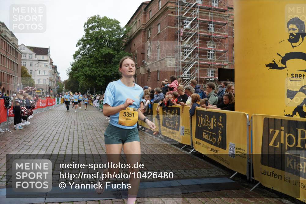 13.09.2026 - Kiel Lauf Yannick Fuchs http://msf.ph/oto/10426480 13.09.2026 09:47:03 Ziel 1402, 2759, 2779, 4238, 4940, 5217, 5351, 6074, 6207, 7731, 9385, 10009, 10224, 10301, 10731, 10742, 10744, 11862, 12622, 288, 2527, 2718, 3033, 3035, 3808, 4087, 4906, 6048, 6355, 6577, 6638, 7190, 7213, 7439, 7446, 7675, 7754, 7921, 8409, 8887, 8929, 8994, 9141, 9832, 10177, 10322, 10946, 11861, 12173, 12552, 12725, 544, 1235, 1324, 2587, 2870, 5167, 6575, 7461, 8231, 8524, 9091, 10076, 10555, 11964, 12635, 167, 181, 3361, 6577, 9832, 11859 meine-sportfotos.de