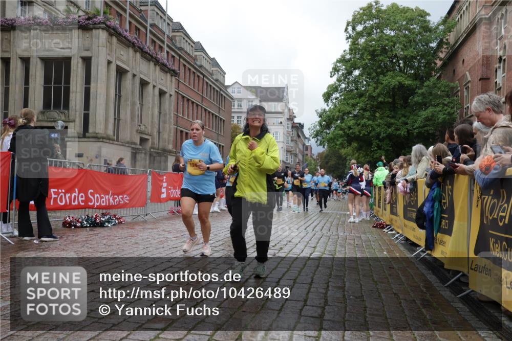 13.09.2026 - Kiel Lauf Yannick Fuchs http://msf.ph/oto/10426489 13.09.2026 11:04:31 Ziel 567, 1554, 2298, 2662, 2750, 2758, 3140, 3141, 4155, 4200, 4758, 4759, 4870, 6010, 6962, 6963, 7157, 7686, 8950, 8951, 8956, 9067, 9667, 9806, 9980, 9987, 11050, 12179, 12826, 460, 978, 1204, 1316, 1902, 1906, 2062, 2654, 3120, 3195, 3336, 3378, 3961, 3963, 4936, 5007, 5008, 5806, 6092, 6310, 7016, 7451, 7764, 8107, 8835, 10130, 10567, 10776, 11151, 11152, 11381, 11856, 12179, 12465, 711, 1228, 1289, 1431, 5963, 6443, 6752, 8697 meine-sportfotos.de