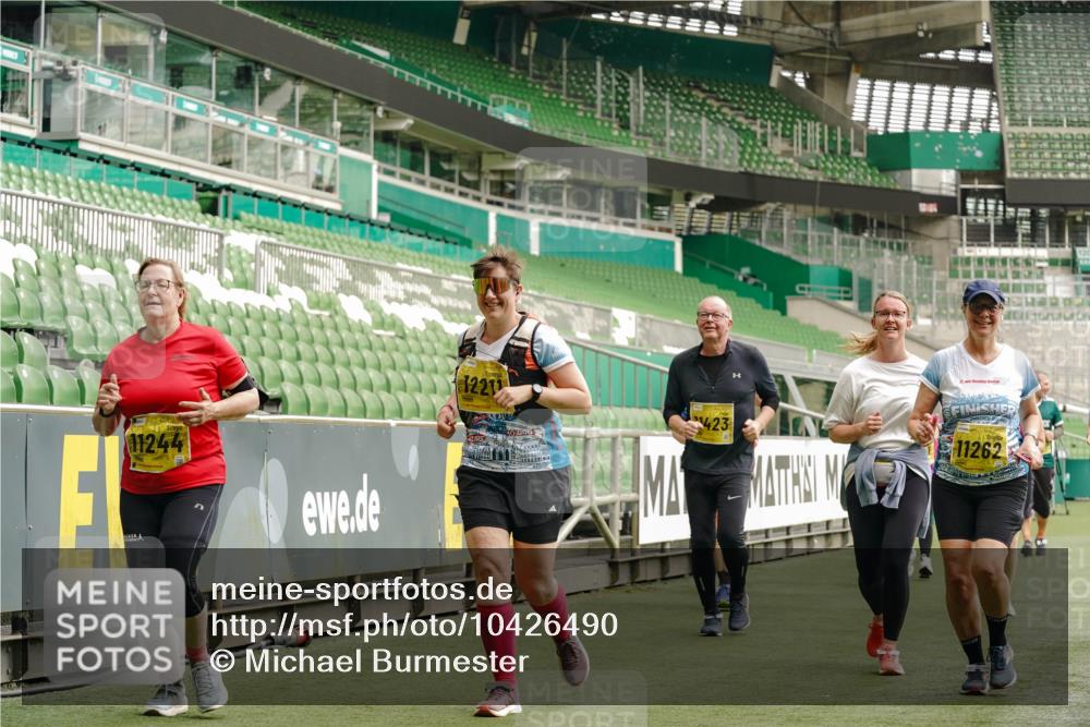 13.09.2026 - 21. swb-Marathon Bremen Michael Burmester http://msf.ph/oto/10426490 13.09.2026 10:49:46 Laufen im Stadion 10407, 10413, 10627, 10667, 10710, 10754, 11031, 11254, 11266, 11541, 11712, 11780, 11851, 11942, 11980, 12440, 12542, 10137, 10161, 10194, 10202, 10242, 10344, 10349, 10430, 10472, 10524, 10535, 10600, 10651, 10895, 10933, 10970, 11050, 11181, 11200, 11244, 11296, 11309, 11367, 11457, 11529, 11530, 11546, 11573, 11574, 11579, 11639, 11675, 11709, 11760, 11821, 12089, 12153, 12177, 12178 meine-sportfotos.de