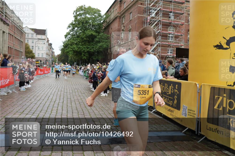 13.09.2026 - Kiel Lauf Yannick Fuchs http://msf.ph/oto/10426492 13.09.2026 09:47:04 Ziel 1402, 2759, 2779, 4238, 4940, 5217, 5351, 6074, 6207, 7461, 7731, 9385, 10009, 10224, 10301, 10731, 10742, 10744, 11862, 12622, 288, 2527, 2718, 3033, 3035, 3808, 4087, 4906, 6048, 6207, 6355, 6577, 6638, 7190, 7213, 7439, 7446, 7675, 7754, 7921, 8409, 8887, 8929, 8994, 9141, 9832, 10177, 10322, 10946, 12173, 12552, 12725, 544, 1235, 1324, 2587, 2870, 5167, 6575, 8231, 8524, 9091, 10076, 10555, 11964, 12635, 167, 181, 3361, 6355, 6577, 7439, 9832, 11859 meine-sportfotos.de