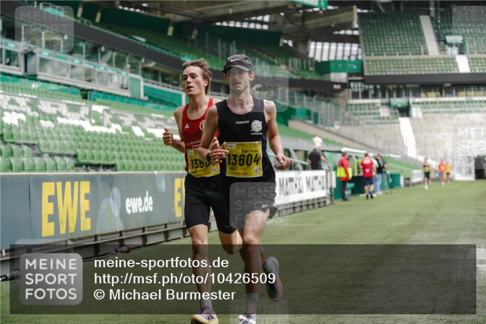 13.09.2026 - 21. swb-Marathon Bremen Michael Burmester http://msf.ph/oto/10426509 13.09.2026 10:16:48 Laufen im Stadion 10597, 12272, 13501, 13510, 13515, 13517, 13522, 13542, 13547, 13561, 13567, 13569, 13576, 13579, 13604, 13623, 13627, 13635 meine-sportfotos.de