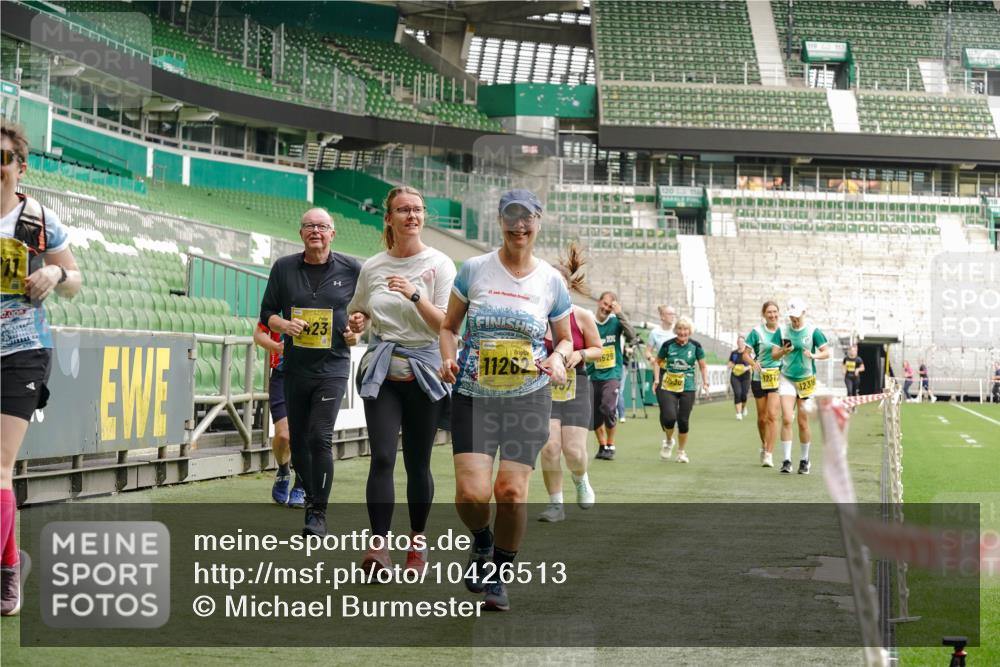 13.09.2026 - 21. swb-Marathon Bremen Michael Burmester http://msf.ph/oto/10426513 13.09.2026 10:49:47 Laufen im Stadion 10407, 10413, 10627, 10667, 10710, 10754, 11031, 11254, 11266, 11541, 11712, 11780, 11851, 11942, 11980, 12440, 12542, 10137, 10161, 10194, 10202, 10242, 10349, 10430, 10472, 10524, 10535, 10600, 10651, 10895, 10933, 10970, 11050, 11181, 11200, 11244, 11296, 11309, 11367, 11457, 11529, 11530, 11546, 11573, 11574, 11579, 11639, 11675, 11709, 11760, 11821, 12089, 12153, 12177, 12178 meine-sportfotos.de