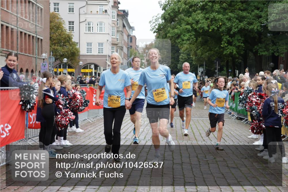 13.09.2026 - Kiel Lauf Yannick Fuchs http://msf.ph/oto/10426537 13.09.2026 09:47:08 Ziel 1235, 2587, 2759, 4238, 4940, 5217, 5351, 6074, 7461, 7731, 9091, 10009, 10076, 10224, 10742, 10744, 11862, 11964, 12622, 288, 1402, 2527, 2718, 2779, 3033, 3035, 3808, 4087, 4238, 4906, 6048, 6074, 6207, 6638, 7190, 7213, 7446, 7675, 7731, 7754, 7921, 8409, 8887, 8929, 8994, 9141, 9385, 10177, 10301, 10322, 10731, 12552, 12622, 12725, 544, 1324, 2870, 3192, 3629, 5167, 6575, 8231, 8524, 9634, 10555, 12635, 288, 3361, 6355, 6577, 7439, 9832, 10177, 11859 meine-sportfotos.de