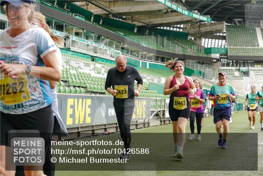13.09.2026 - 21. swb-Marathon Bremen Michael Burmester http://msf.ph/oto/10426586 13.09.2026 10:49:51 Laufen im Stadion 10407, 10413, 10627, 10667, 10710, 10754, 11031, 11254, 11266, 11541, 11712, 11780, 11851, 11942, 11980, 12440, 12542, 10137, 10161, 10202, 10242, 10349, 10430, 10472, 10524, 10535, 10651, 10895, 10933, 10970, 11050, 11181, 11200, 11244, 11296, 11309, 11367, 11457, 11529, 11530, 11546, 11573, 11574, 11579, 11639, 11675, 11709, 11760, 11821, 12089, 12153, 12177, 12178 meine-sportfotos.de