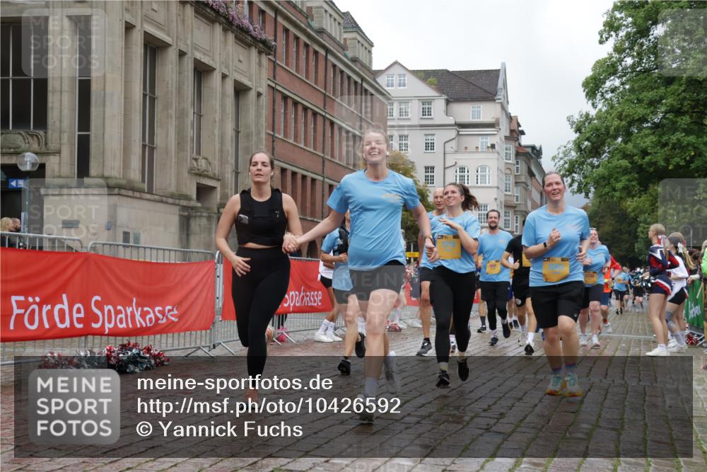 13.09.2026 - Kiel Lauf Yannick Fuchs http://msf.ph/oto/10426592 13.09.2026 11:04:44 Ziel 711, 1228, 1289, 1431, 4200, 4758, 4759, 5963, 6443, 6752, 8697, 8950, 8951, 9815, 9818, 10016, 10593, 11906, 12252, 12438, 460, 567, 978, 1204, 1316, 1554, 2062, 2298, 2654, 2662, 2750, 2758, 3140, 3141, 3195, 3336, 3961, 3963, 4155, 4758, 4759, 4870, 5806, 6010, 6092, 6310, 6962, 6963, 7016, 7157, 7451, 7686, 8835, 8956, 9067, 9667, 9806, 9980, 9987, 10776, 11050, 11151, 11152, 11856, 12179, 12826, 1056, 1861, 2093, 2142, 2804, 4211, 4391, 1902 meine-sportfotos.de
