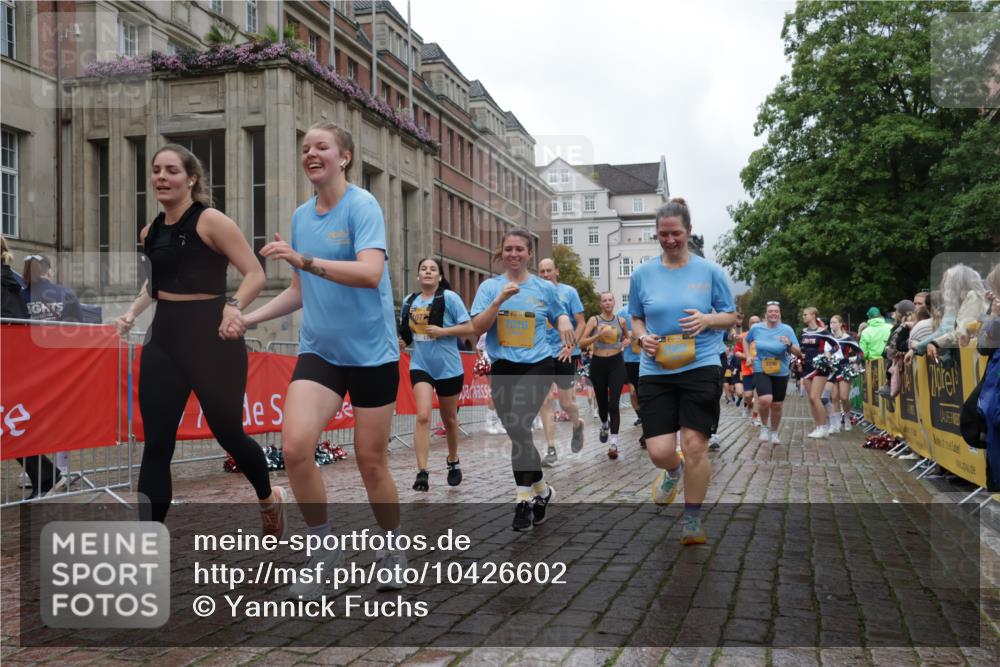 13.09.2026 - Kiel Lauf Yannick Fuchs http://msf.ph/oto/10426602 13.09.2026 11:04:45 Ziel 711, 1228, 1289, 1431, 4200, 5963, 6443, 6752, 8697, 8950, 8951, 9815, 9818, 10016, 10593, 11906, 12252, 12438, 460, 567, 978, 1204, 1316, 1554, 2062, 2298, 2654, 2662, 2750, 2758, 3140, 3141, 3195, 3336, 3961, 3963, 4155, 4200, 4758, 4759, 4870, 5806, 6010, 6092, 6310, 6962, 6963, 7016, 7157, 7451, 7686, 8835, 8956, 9067, 9667, 9806, 9980, 9987, 10776, 11050, 11151, 11152, 11856, 12179, 12826, 1056, 1861, 2093, 2142, 2804, 4211, 4391 meine-sportfotos.de