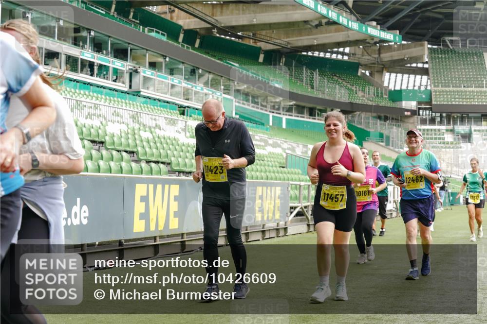 13.09.2026 - 21. swb-Marathon Bremen Michael Burmester http://msf.ph/oto/10426609 13.09.2026 10:49:51 Laufen im Stadion 10407, 10413, 10627, 10667, 10710, 10754, 11031, 11254, 11266, 11541, 11712, 11780, 11851, 11942, 11980, 12440, 12542, 10137, 10161, 10202, 10242, 10349, 10430, 10472, 10524, 10535, 10651, 10895, 10933, 10970, 11050, 11181, 11200, 11244, 11296, 11309, 11367, 11457, 11529, 11530, 11546, 11573, 11574, 11579, 11639, 11675, 11709, 11760, 11821, 12089, 12153, 12177, 12178 meine-sportfotos.de