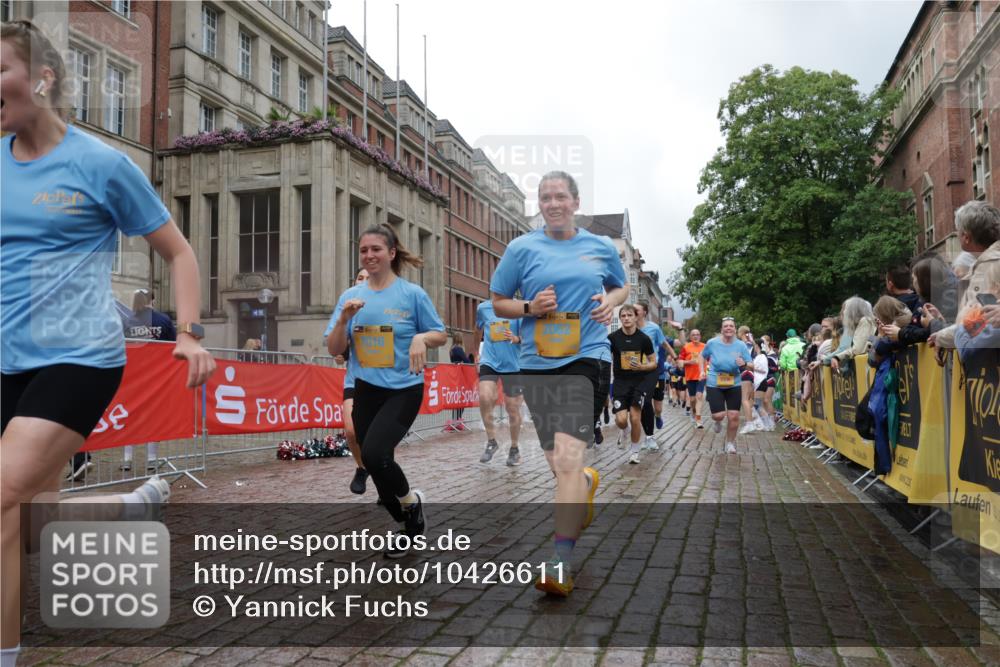13.09.2026 - Kiel Lauf Yannick Fuchs http://msf.ph/oto/10426611 13.09.2026 11:04:46 Ziel 711, 1228, 1289, 1431, 5963, 6443, 6752, 8697, 8950, 8951, 9815, 9818, 10016, 10217, 10593, 11906, 12252, 12438, 12472, 460, 567, 1204, 1316, 1554, 2062, 2298, 2654, 2662, 2750, 2758, 3140, 3141, 3195, 3336, 3961, 3963, 4155, 4200, 4758, 4759, 4870, 5806, 6010, 6092, 6310, 6962, 6963, 7016, 7157, 7451, 7686, 8835, 8950, 8951, 8956, 9067, 9667, 9806, 9980, 9987, 10776, 11050, 11151, 11152, 11856, 12179, 12826, 1056, 1861, 2093, 2142, 2308, 2804, 4211, 4391 meine-sportfotos.de