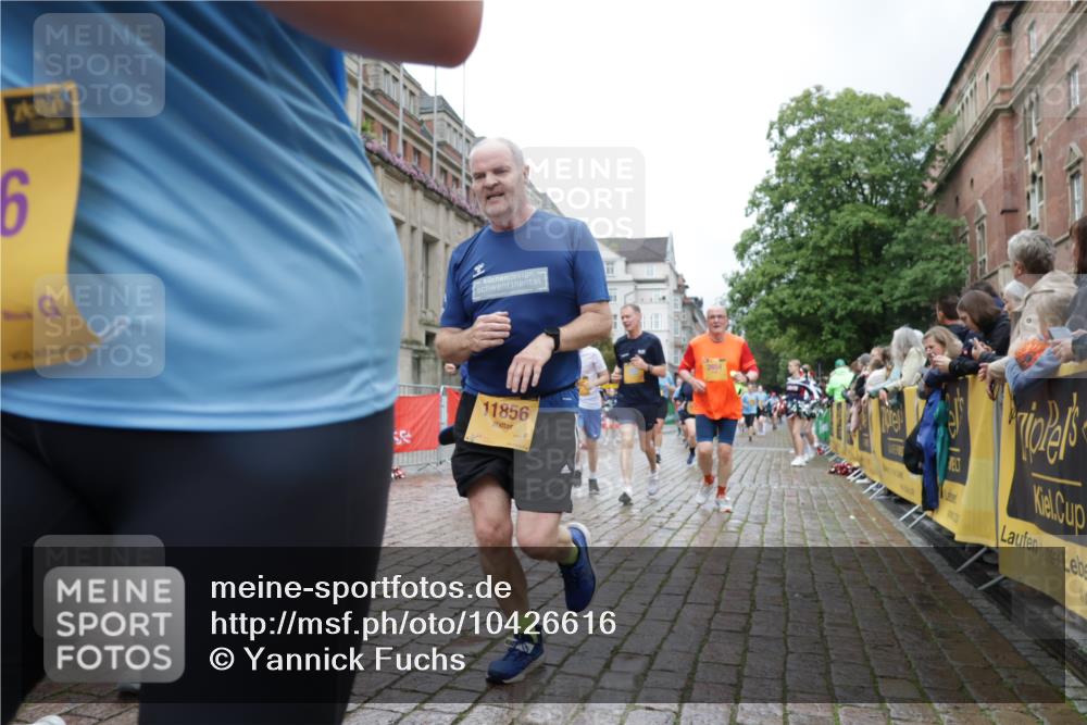 13.09.2026 - Kiel Lauf Yannick Fuchs http://msf.ph/oto/10426616 13.09.2026 11:04:49 Ziel 711, 1056, 1228, 1289, 1431, 1861, 2804, 4211, 5963, 6443, 6752, 8697, 9815, 10016, 10217, 10484, 10593, 11906, 11948, 12406, 12438, 12472, 460, 567, 1204, 1316, 1554, 2298, 2654, 2662, 2750, 2758, 3140, 3141, 3195, 3336, 3961, 3963, 4155, 4200, 4758, 4759, 4870, 5806, 6010, 6092, 6310, 6962, 6963, 7157, 7451, 7686, 8835, 8950, 8951, 8956, 9067, 9667, 9806, 9815, 9818, 9980, 9987, 11050, 11856, 12179, 12252, 12826, 1186, 2093, 2142, 2308, 4262, 4391, 5002, 3963 meine-sportfotos.de